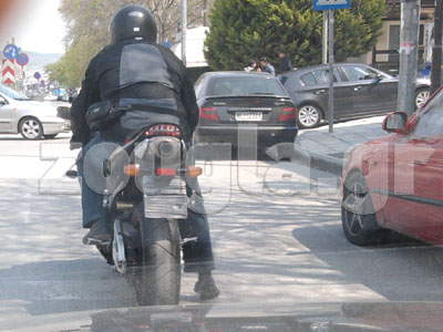 Απίστευτο! Έκρυψε την πινακίδα με μαύρη ταινία…